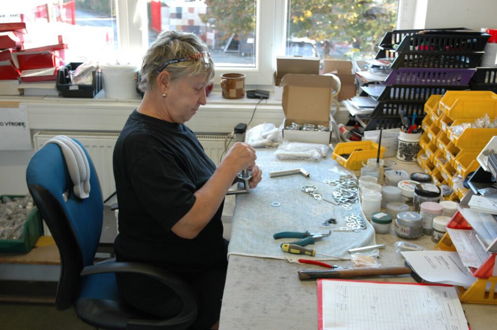 ČEGAN Výroba stavebního kování HOLAR z plastu, nerez oceli a skla