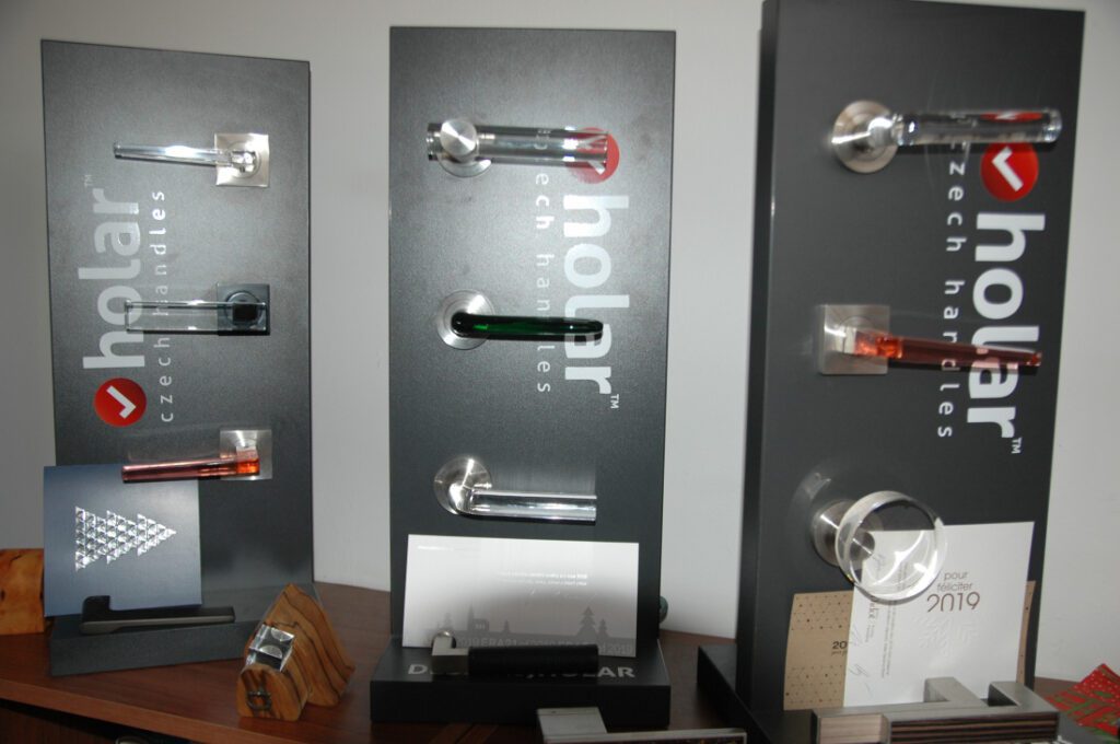 ČEGAN Výroba stavebního kování HOLAR z plastu, nerez oceli a skla