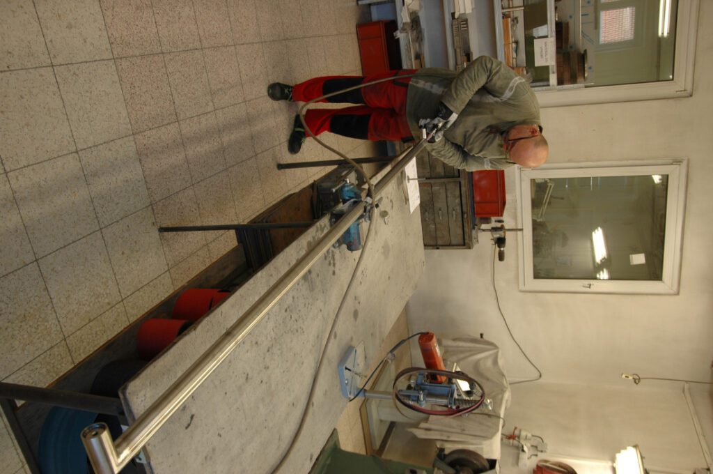 ČEGAN Výroba stavebního kování HOLAR z plastu, nerez oceli a skla