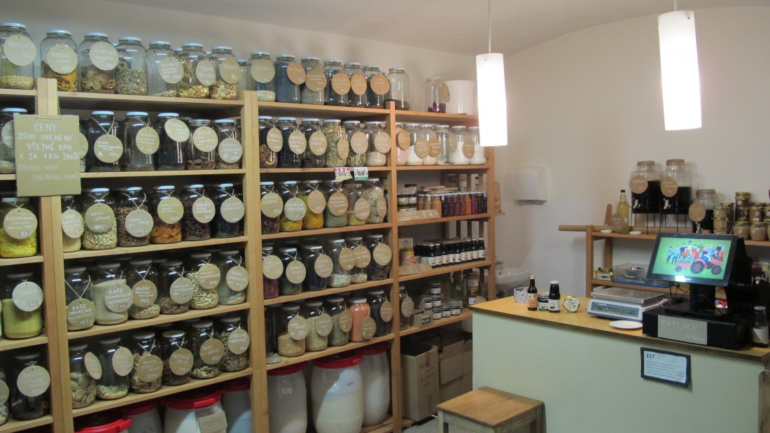 Komunitně k environmentální udržitelnosti: příklad družstevního bezobalového obchodu Viktorina Loca z Příbora