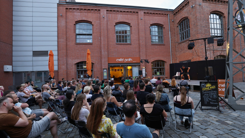 Navštivte Café Práh a zbavte se špatných myšlenek